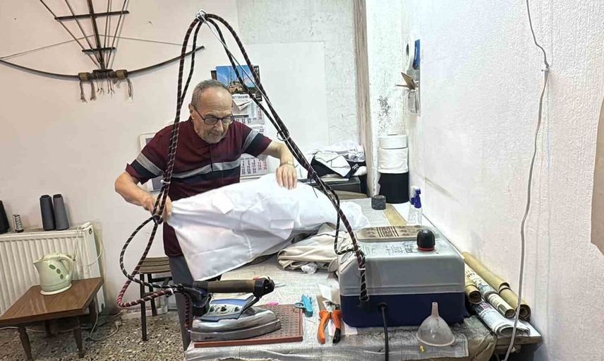 Çocuk yaşta terzi olan Reşat Yavuz, 61 yıldır mesleğini sürdürüyor