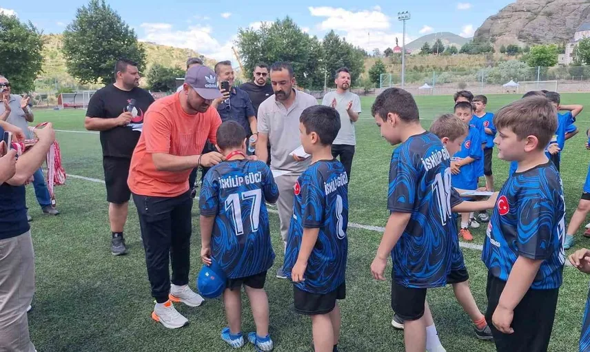Çocuklar sahada centilmenlikleriyle mücadele etti, karşılığında mavi kart gördü