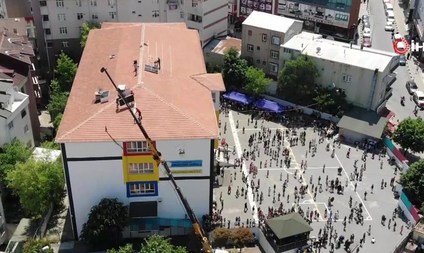 Çocukların oyun saatinde okul çatısında tehlikeli tadilat!