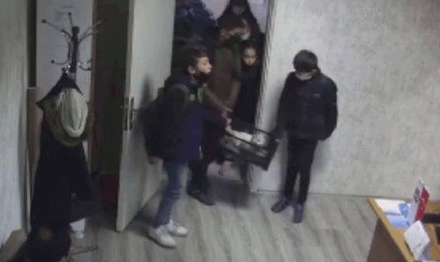 Çocukların Yavru Kediye Yardımı Görenlerin İçini Isıttı