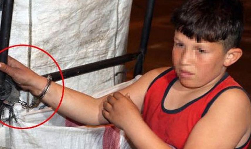 Çöpte Bulduğu Kelepçeyle Oynarken Çöp Arabasına Kelepçelendi!