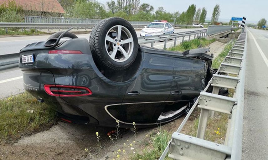 Çorum’da Araç Bariyerleri Aşarak Refüje Devrildi