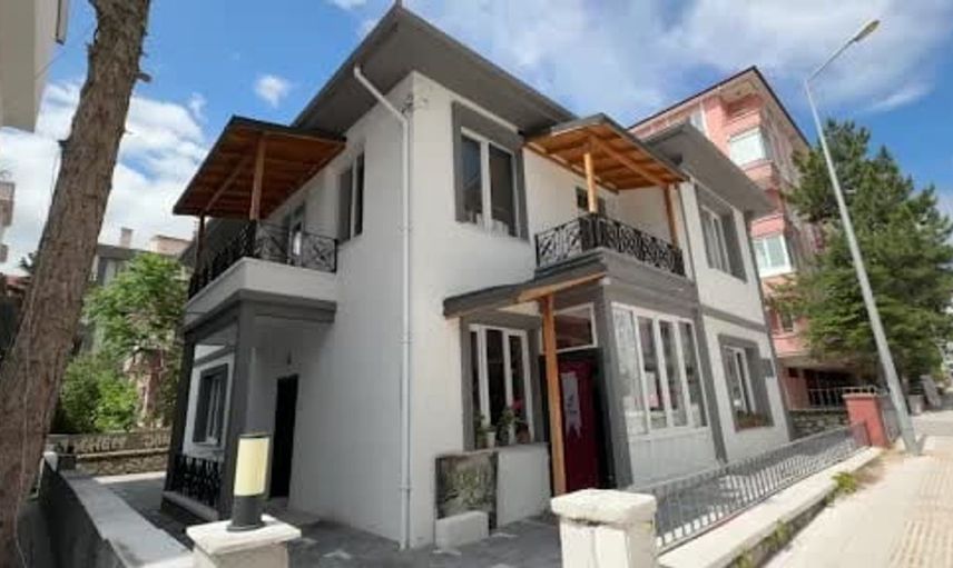Çorumlu ressam ailesiyle birlikte sanat atölyesi oluşturdu