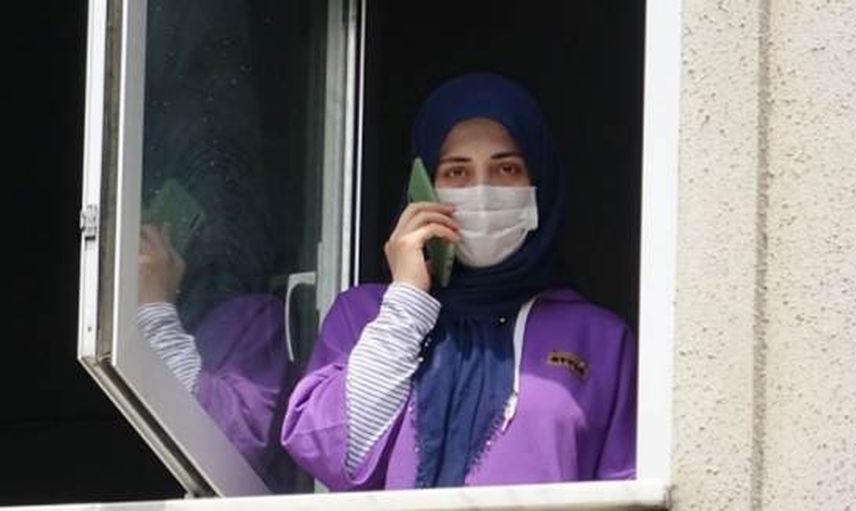 Covid-19’a Yakalanan Genç Kız, Hastane Penceresinden Yaşadıklarını Anlattı