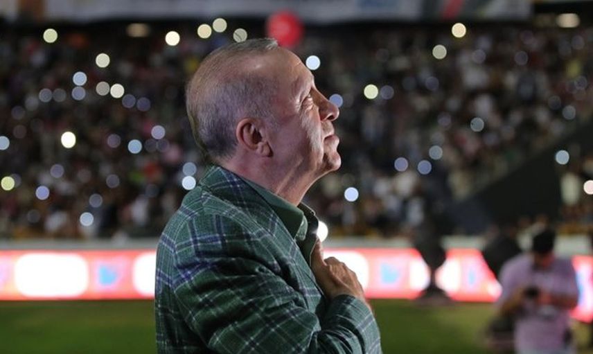 Cumhurbaşkanı Erdoğan, Gençlik Şöleni'nde tribünleri tek tek selamladı