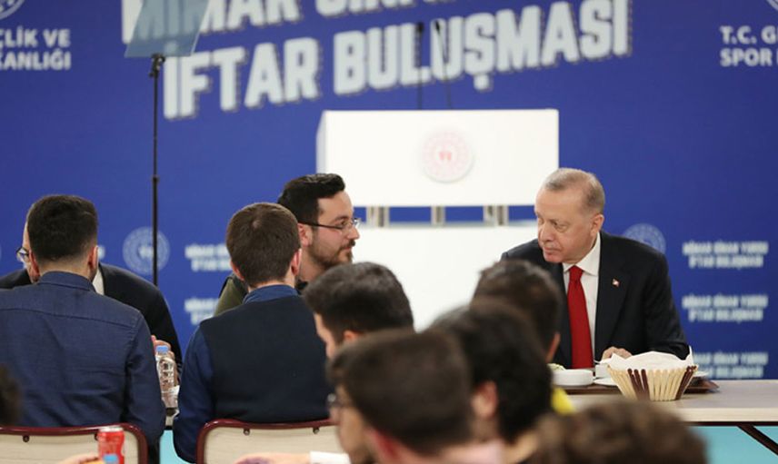 Cumhurbaşkanı Erdoğan KYK yurdunda öğrencilerle bir araya geldi! Burs ve kredi ödemeleri erken yatacak müjdesi verdi