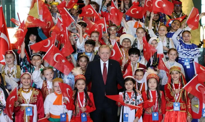 Cumhurbaşkanı Erdoğan, Türk Dünyası ve TRT Çocuk Şenliği konuklarıyla Cumhurbaşkanlığı Külliyesi'nde buluştu