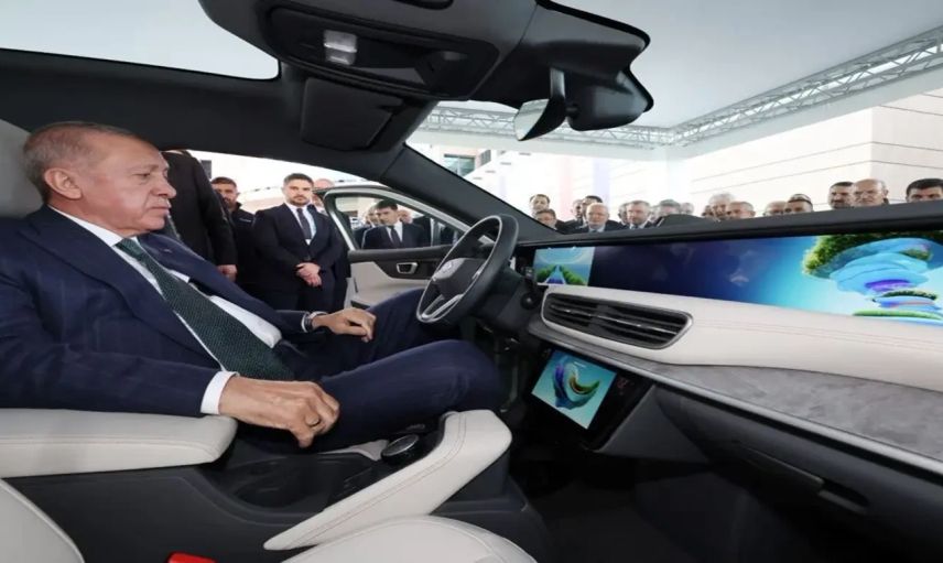 Cumhurbaşkanı Erdoğan, Türkiye Odalar ve Borsalar Birliği'nin 80. Genel Kurulu'nda Togg'un yeni modeli T10F'i inceledi