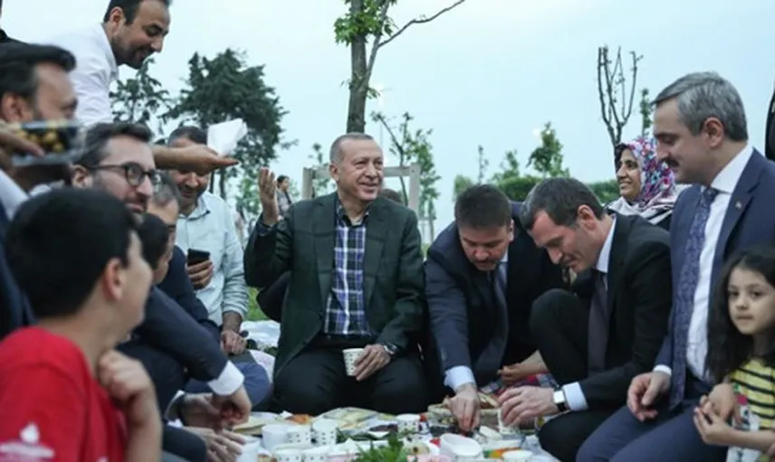 Cumhurbaşkanı Erdoğan Zeytinburnu Sahilinde Vatandaşlarla İftar Yaptı