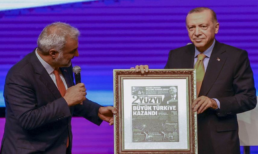 Cumhurbaşkanı Erdoğan’a büyük jest: 2023 seçimleri sonrasında bir gazete hediye edildi