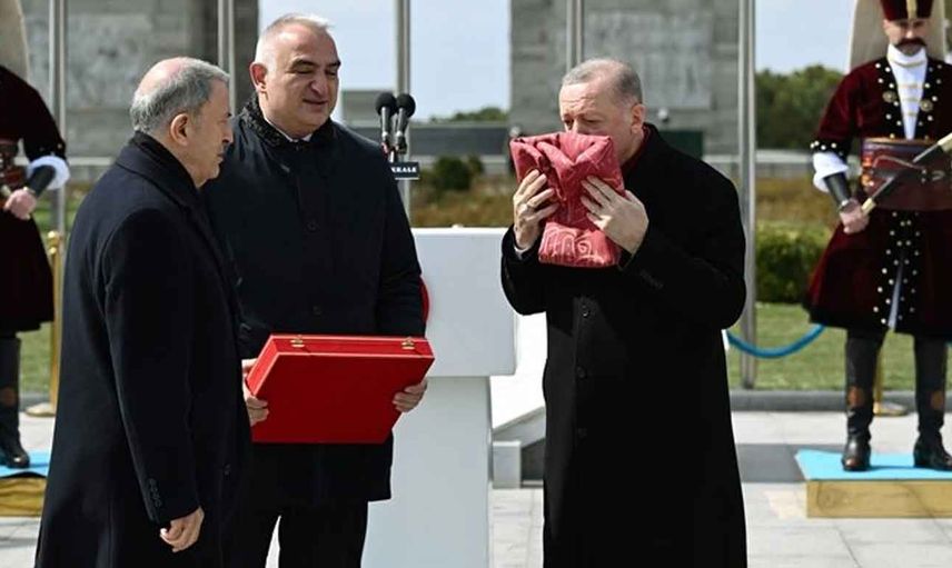 Cumhurbaşkanı Recep Tayyip Erdoğan 129 yıllık Osmanlı Sancağı'nı Milli Savunma Bakanı Hulusi Akar’a teslim etti