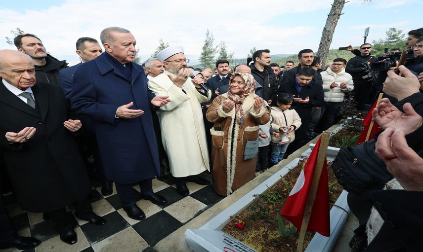 Cumhurbaşkanı Recep Tayyip Erdoğan ve Devlet Bahçeli, Kahramanmaraş'ta Deprem Şehitleri Kabristanı'nı ziyaret etti