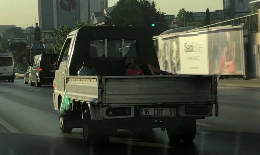 D-100 karayolu üzerinde kamyonet kasasında uyuyarak yolculuk yaptı: O anlar kameralara yansıdı