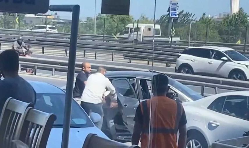 D-100 Karayolu'nda skandal anlar! Caddenin ortasında adamı döverek kaçırdılar