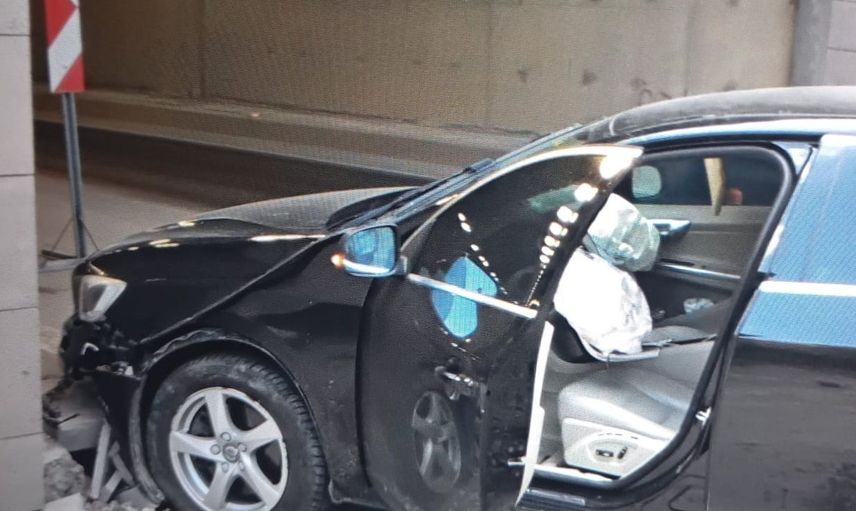 Malatya’da el frenini çekmeyi unutan sürücü tünel girişine çarptı