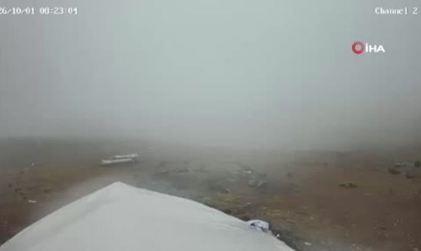 Erzurum'un karayazı ilçesinde çakmak dağının zirvesi kış beyazına büründü
