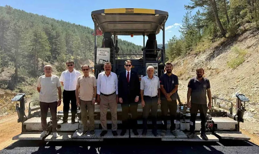 Kızılçukur ve Alınören yolunda sıcak asfalt çalışmaları tüm hızıyla sürüyor