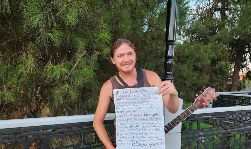 Gitar çalarak hayalini gerçekleştirmek için yola çıkan Rus aşık: Evlilik şartı 1 milyon ruble