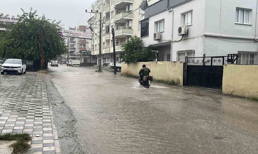 Osmaniye'de şiddetli yağmur yolları suya teslim etti