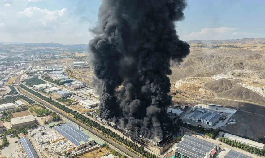 Elazığ'daki yalıtım fabrikasında çıkan yangın havadan görüntülendi