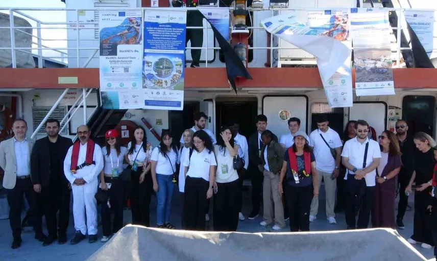 Karadeniz’de öğrenciler, iklim zirvesi için denizle buluştu