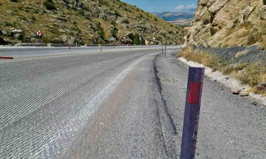 Afyonkarahisar'da sıradışı olay: Araçları mor renge boyayan kimyasal maddeyle yol kazındı