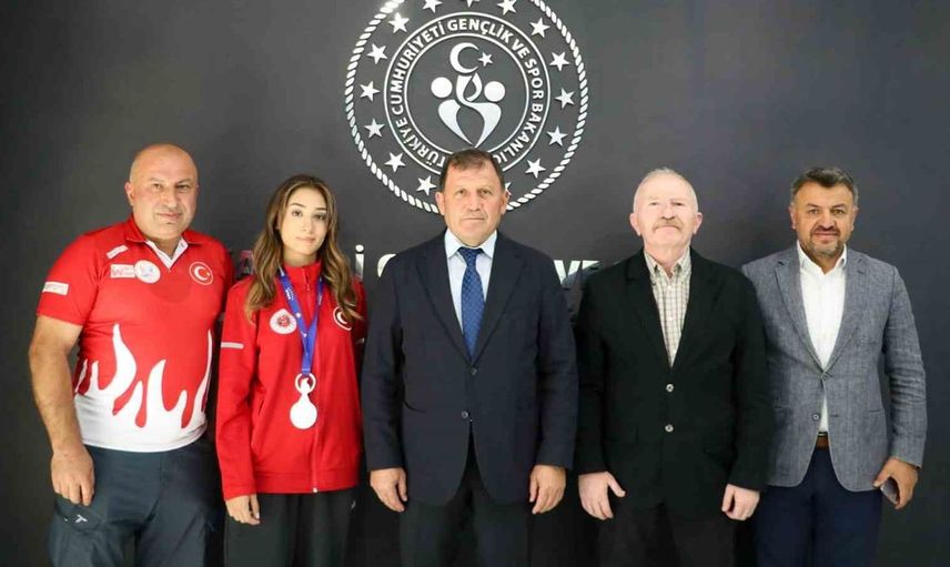 Dünya ikincisi Berat Su Yılmazer'den spor müdürüne anlamlı ziyaret