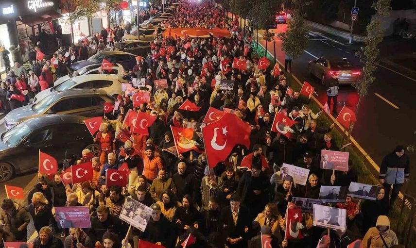 Cumhuriyet Bayramı coşkusu Büyükçekmece'de fener alayı ile kutlandı