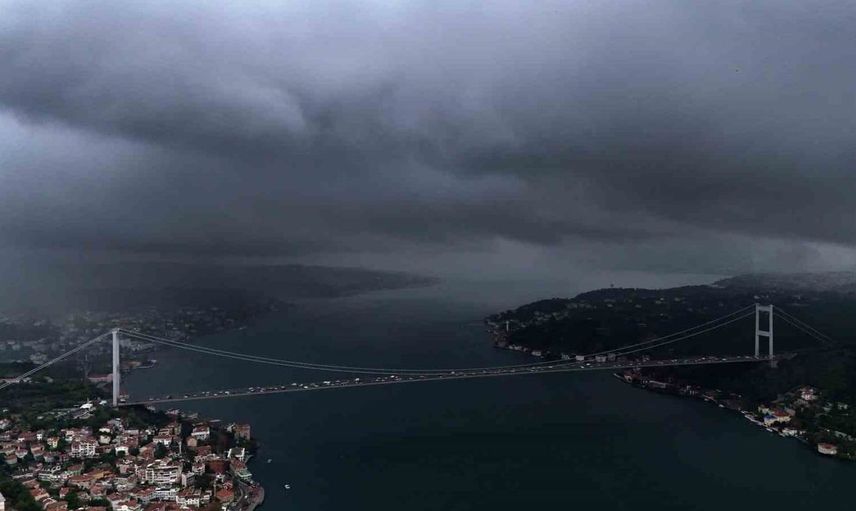 İstanbul'da yağmur bulutları boğazdan kente giriş yaptı
