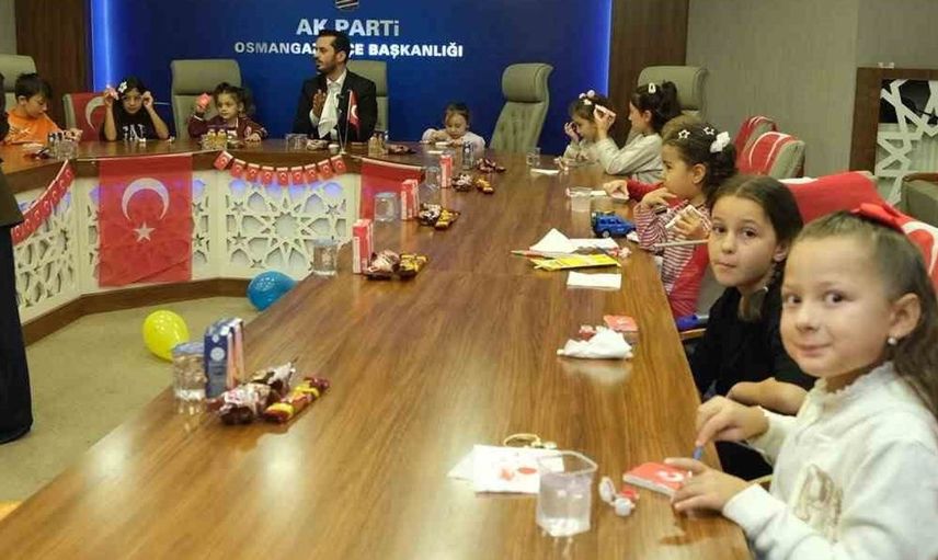 Çocuklar bayrağı boyadı, şehit ailelerine vefa gösterildi
