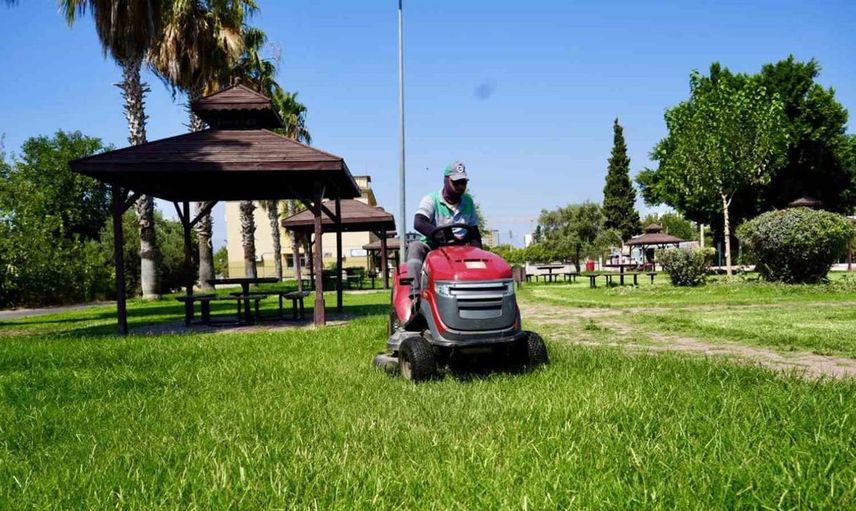 Kepez’de yeşil alan bakımları devam ediyor