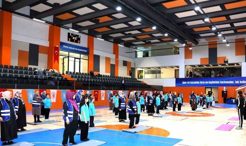 Ümraniye'de kuşaklar arası buluşma: Dünya Yaşlılar Günü etkinliği renkli görüntülere sahne oldu