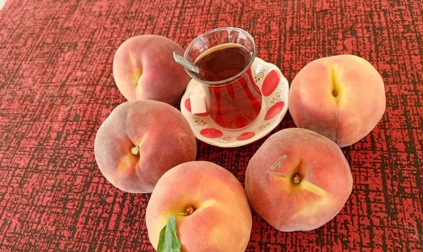 Çivril'de şeftali fiyatları bir günde yarı yarıya düştü