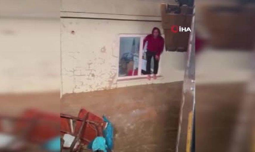 Sağanak yağışla mahsur kalan bekçi kepçeyle kurtarıldı