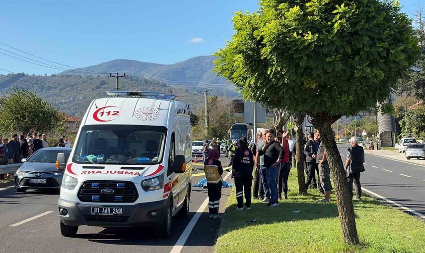 Düzce'de motosiklet kazası: Yayaya çarpan sürücü ağır yaralandı