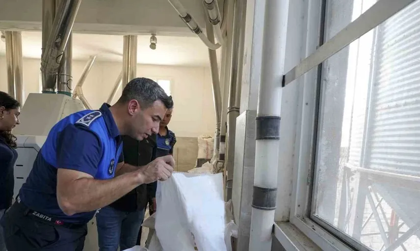 Tarsus'ta gıda denetiminde skandal: 30 ton bozuk un imha edildi