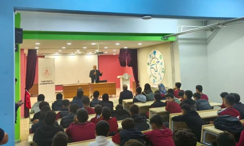 Van'da liseli gençler için ahlak dersleri: Peygamber Efendimiz'in örnekliği anlatıldı
