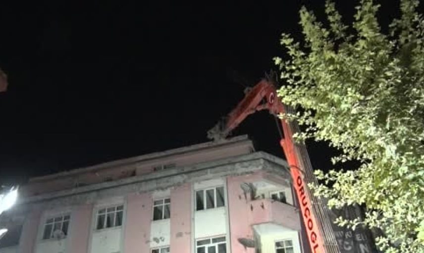 Bahçelievler’de çöken bina sonrası tedbir amaçlı yakınındaki binanın yıkımına başlandı