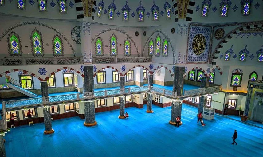 Kızılay gönüllüleri merhametle temizlik yaptı: Ağrı Merkez Camii yeniden parlıyor