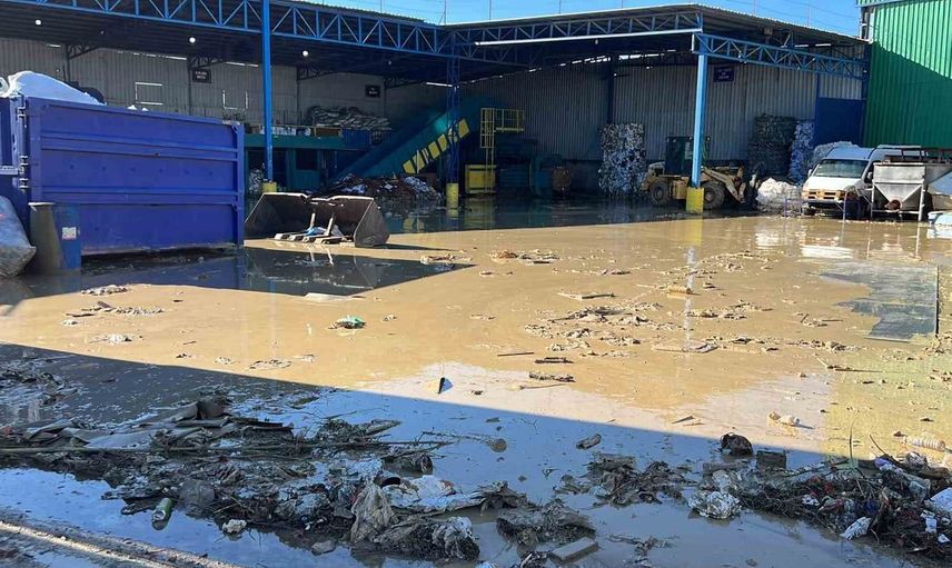 Mersin'de sağanak yağışın ardından sel felaketi: Kurtarma çalışmaları başladı