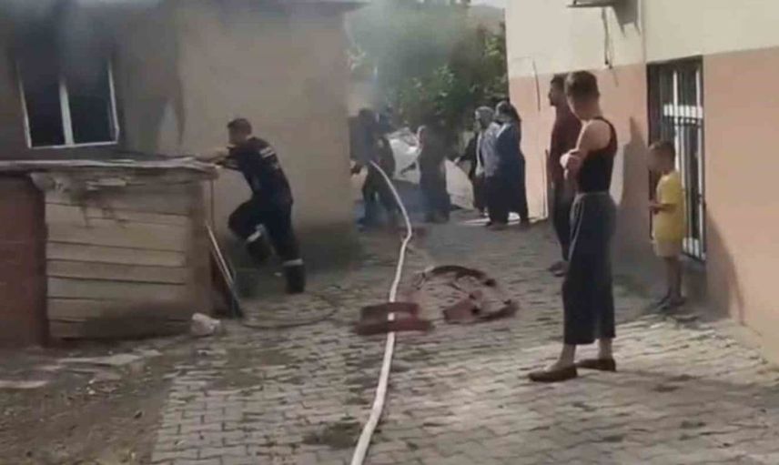 Elazığ'da odunluk ve kilerde çıkan yangın itfaiye müdahalesiyle söndürüldü