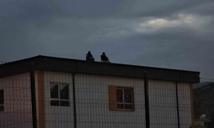 Gaziantep'te işçiler alacakları için çatıda eylemde