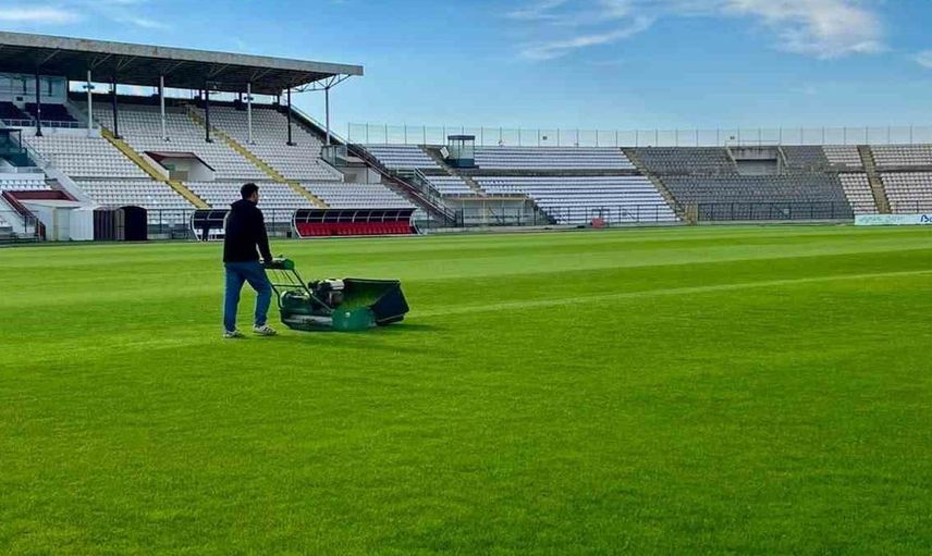 Bandırma gençlik ve spor tesislerinde yenileme çalışmaları devam ediyor