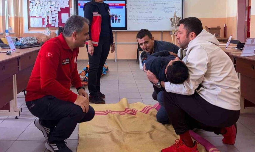 Balıkesir'de öğretmenler için hayati önem taşıyan ilk yardım eğitimi