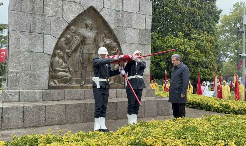 Sağanak yağmur altında 30 Ağustos zafer bayramı çelenk töreni