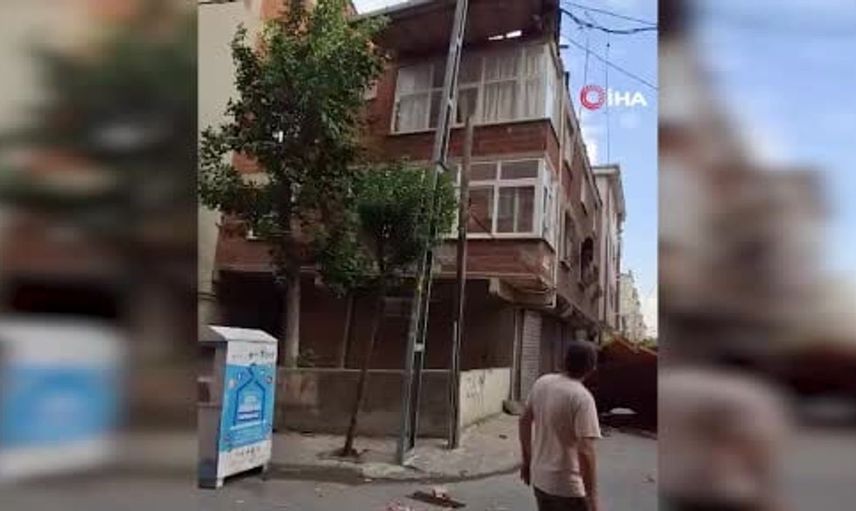 Esenler’de fırtına nedeniyle çatı sokakta düştü, can kaybı yok