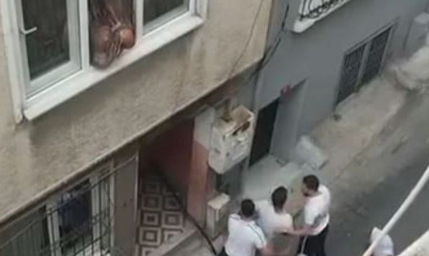 Beyoğlu'nda berber tartışması kabusa döndü: Evin camları kırıldı