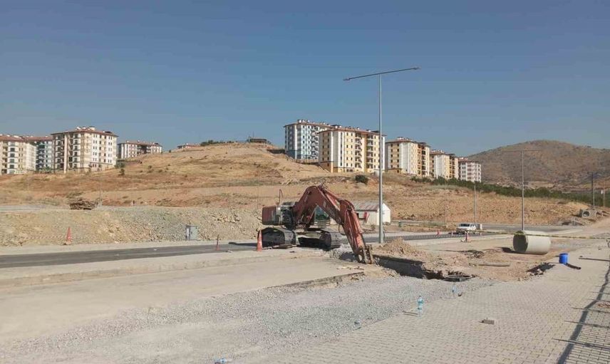 Malatya'da yol çalışmaları esnasında göçük: 2 işçi toprak altında kaldı