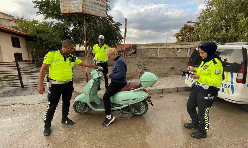 Karaman'da kasksız motosiklet sürücüsüne ceza kesildi