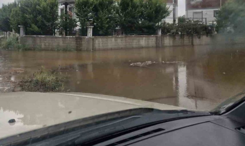 Dalaman'da etkili sağanak yağış yolları göle çevirdi